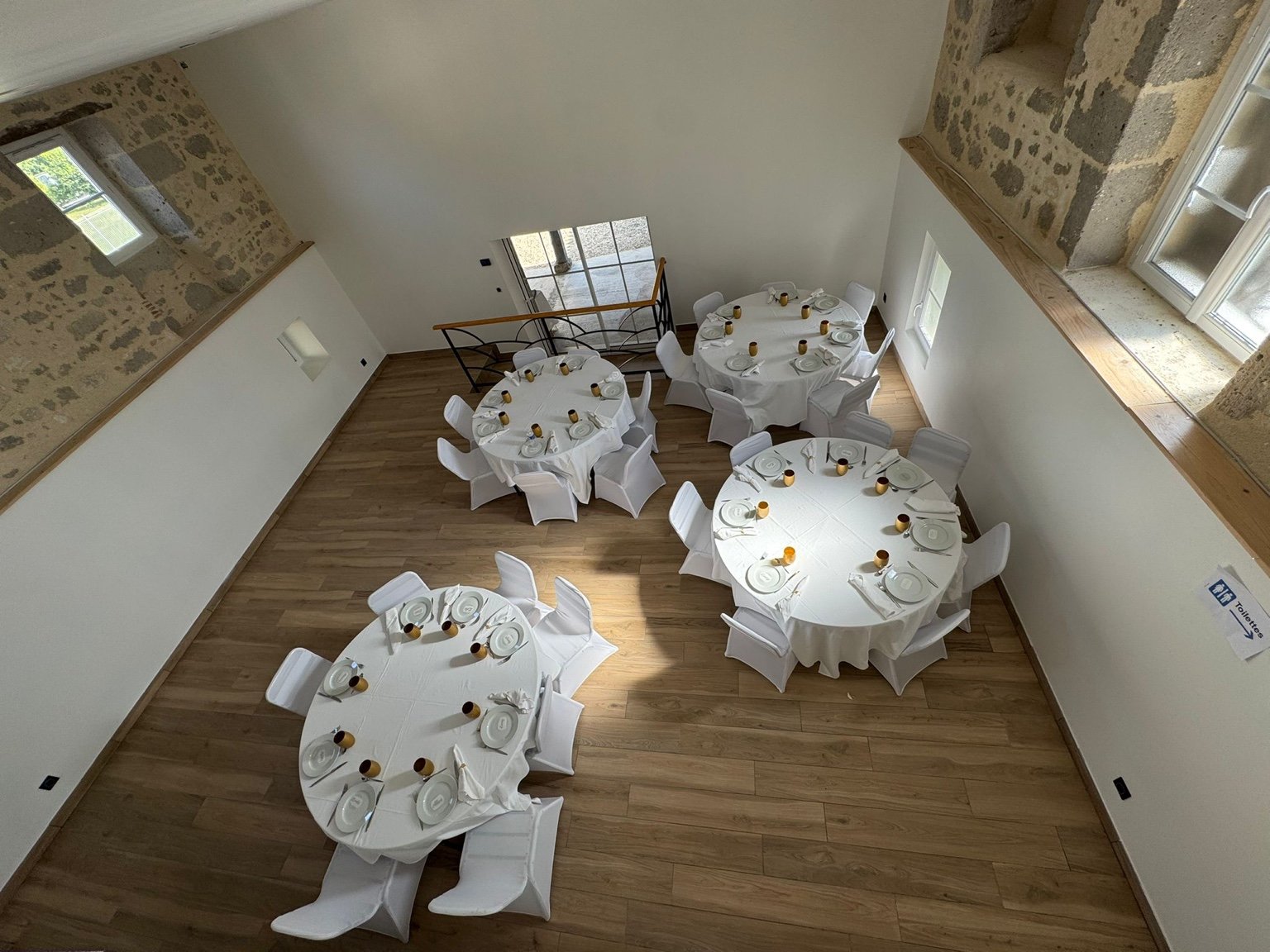 Tables dressées en salle intérieure